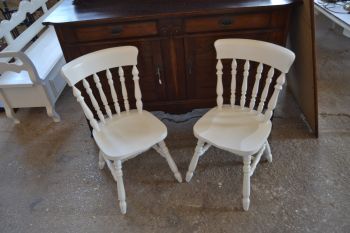 (n-7406) 2 tk suuremat valget puidust tooli