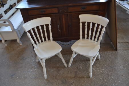 (n-7406) 2 tk suuremat valget puidust tooli