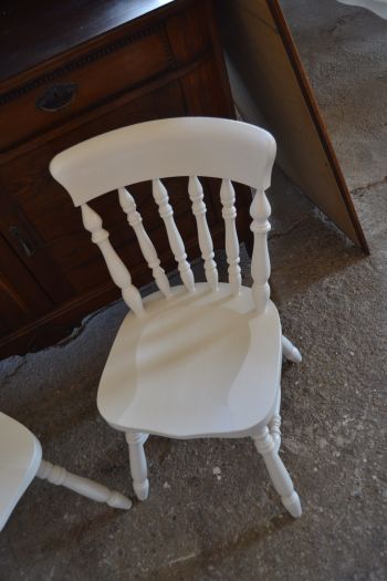 (n-7406) 2 tk suuremat valget puidust tooli 2