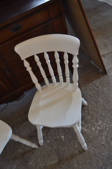 (n-7406) 2 tk suuremat valget puidust tooli