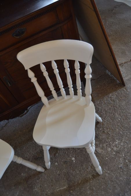 (n-7406) 2 tk suuremat valget puidust tooli