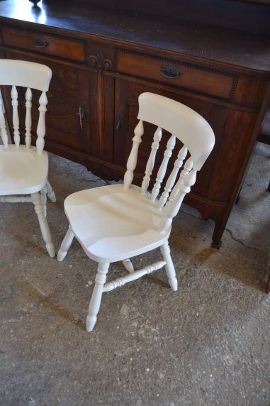 (n-7406) 2 tk suuremat valget puidust tooli