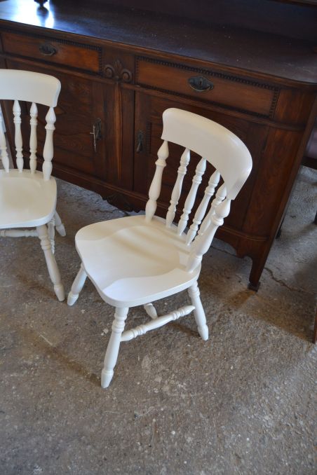 (n-7406) 2 tk suuremat valget puidust tooli