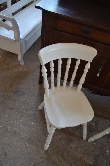 (n-7406) 2 tk suuremat valget puidust tooli