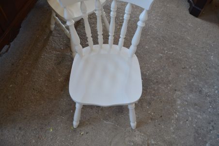 (n-7406) 2 tk suuremat valget puidust tooli