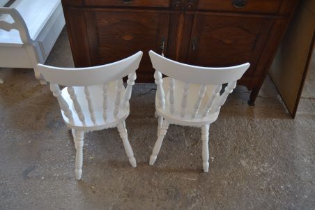 (n-7406) 2 tk suuremat valget puidust tooli