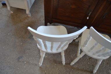 (n-7406) 2 tk suuremat valget puidust tooli