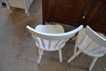 (n-7406) 2 tk suuremat valget puidust tooli