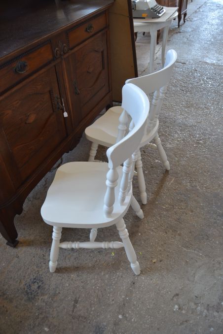 (n-7406) 2 tk suuremat valget puidust tooli