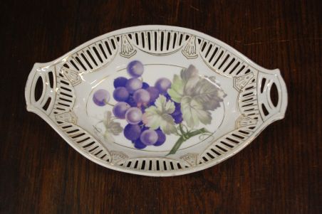 (n-7411) Pitsiline juugendstiilis kauss-vaagen "Viinamarjad"