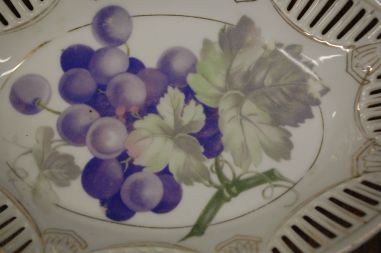 (n-7411) Pitsiline juugendstiilis kauss-vaagen "Viinamarjad"