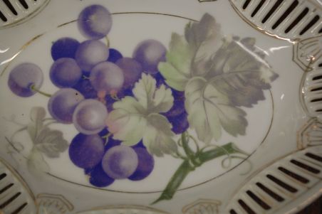 (n-7411) Pitsiline juugendstiilis kauss-vaagen "Viinamarjad"