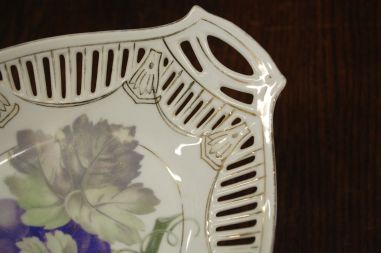 (n-7411) Pitsiline juugendstiilis kauss-vaagen "Viinamarjad"