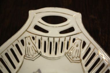 (n-7411) Pitsiline juugendstiilis kauss-vaagen "Viinamarjad"