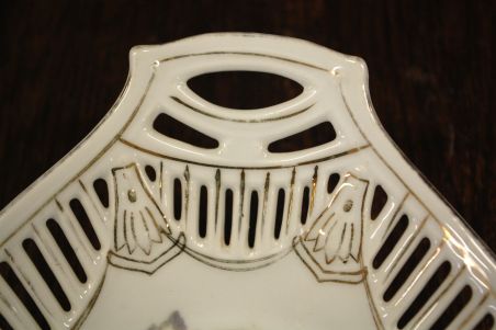 (n-7411) Pitsiline juugendstiilis kauss-vaagen "Viinamarjad"