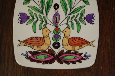 (n-7413) Lindudega kuumaalus/ lõikelaud