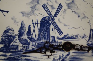 (n-7010/2) Revol Porcelaine, suurem seinakell "Veski"