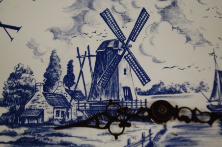 (n-7010/2) Revol Porcelaine, suurem seinakell "Veski"