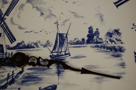 (n-7010/2) Revol Porcelaine, suurem seinakell "Veski"