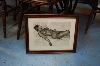 (P-1073) Viiralt, trükirepro Lamav akt tätoveeritud käega