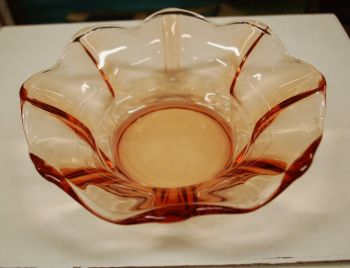 (n-7432) Roosast klaasist kauss