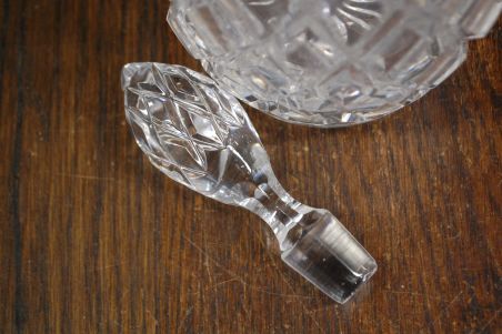 (n-7445) Kristallist karahvin