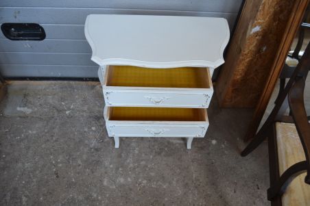 (n-7449/1) Väiksem valge kapike