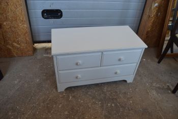 (L-723)  Valge madalam kummut