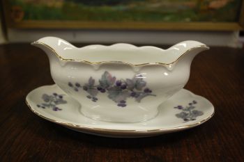 (n-7450/3) Epiag Royal Porcelain, põldmarjadega  kastmenõu