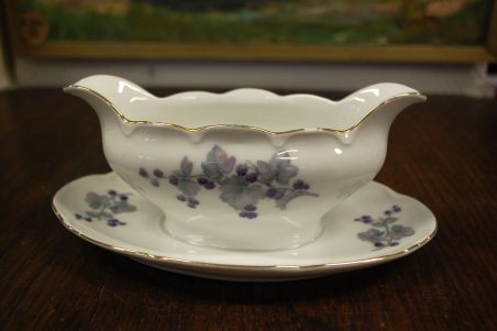 (n-7450/3) Epiag Royal Porcelain, põldmarjadega  kastmenõu