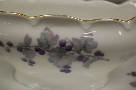 (n-7450/3) Epiag Royal Porcelain, põldmarjadega  kastmenõu