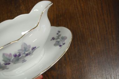 (n-7450/3) Epiag Royal Porcelain, põldmarjadega  kastmenõu