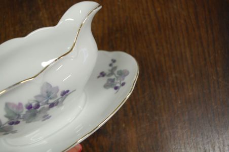 (n-7450/3) Epiag Royal Porcelain, põldmarjadega  kastmenõu