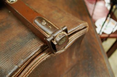 (n-7455) Vana nahast arstikott