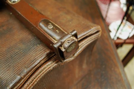 (n-7455) Vana nahast arstikott