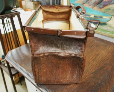 (n-7455) Vana nahast arstikott