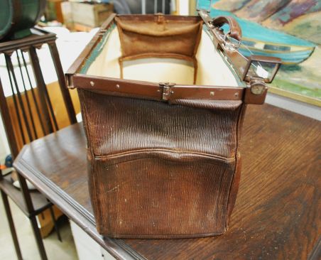 (n-7455) Vana nahast arstikott