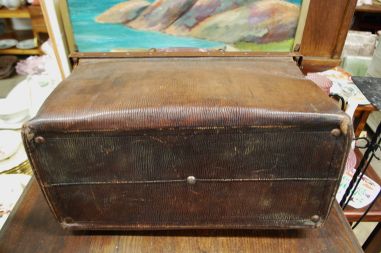 (n-7455) Vana nahast arstikott