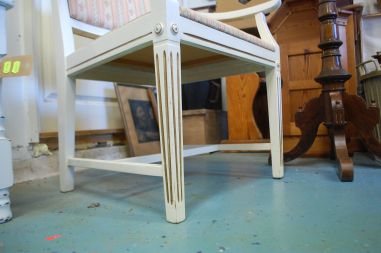 (L-311) Käetugedega tool