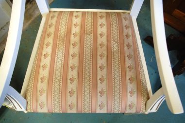 (L-311) Käetugedega tool