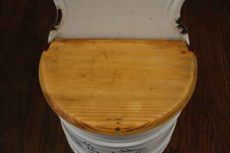 (L-738) Emaileeritud soolavakk puitkaanega