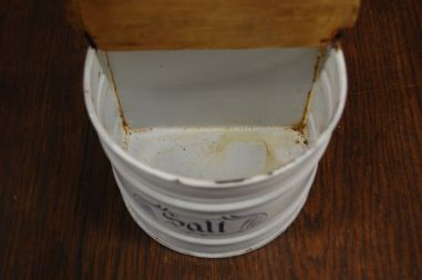 (L-738) Emaileeritud soolavakk puitkaanega