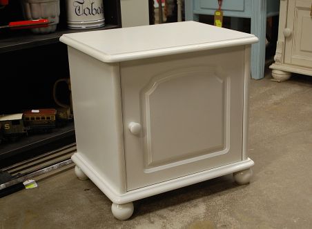 (L-740) Valge väiksem kummut, öökapp