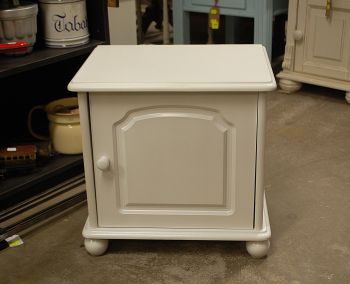 (L-740) Valge väiksem kummut, öökapp 2