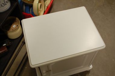 (L-740) Valge väiksem kummut, öökapp