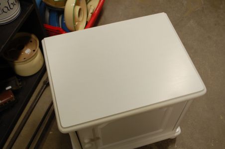 (L-740) Valge väiksem kummut, öökapp