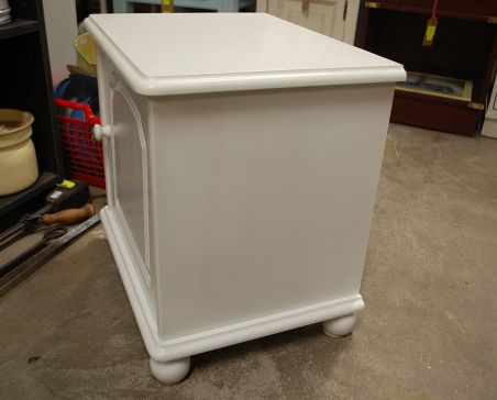 (L-740) Valge väiksem kummut, öökapp