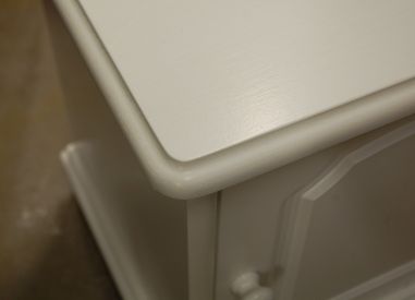 (L-740) Valge väiksem kummut, öökapp