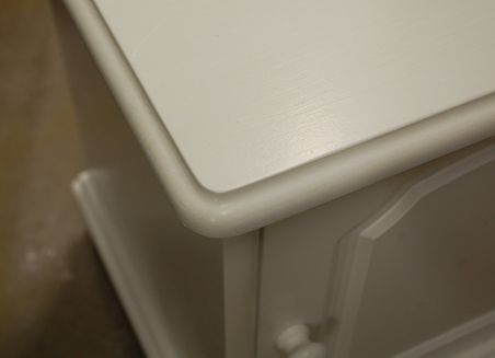 (L-740) Valge väiksem kummut, öökapp