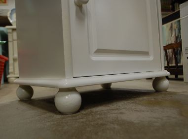 (L-740) Valge väiksem kummut, öökapp